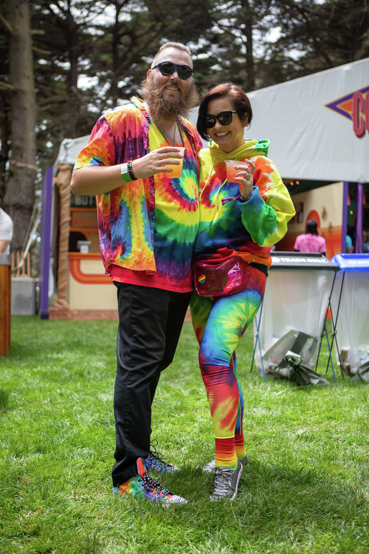 Jake Ward y Claudine Bibeau se vistieron con teñido anudado en Outside Lands en Golden Gate Park en San Francisco, California, el 5 de agosto de 2022.