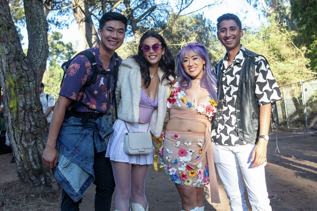 (De izquierda a derecha) Matt LEong, Anyi Liebler-Bendix, Li Shen Ooi, Alex Pedroza en Outside Lands en Golden Gate Park en San Francisco, California, el 6 de agosto de 2022.