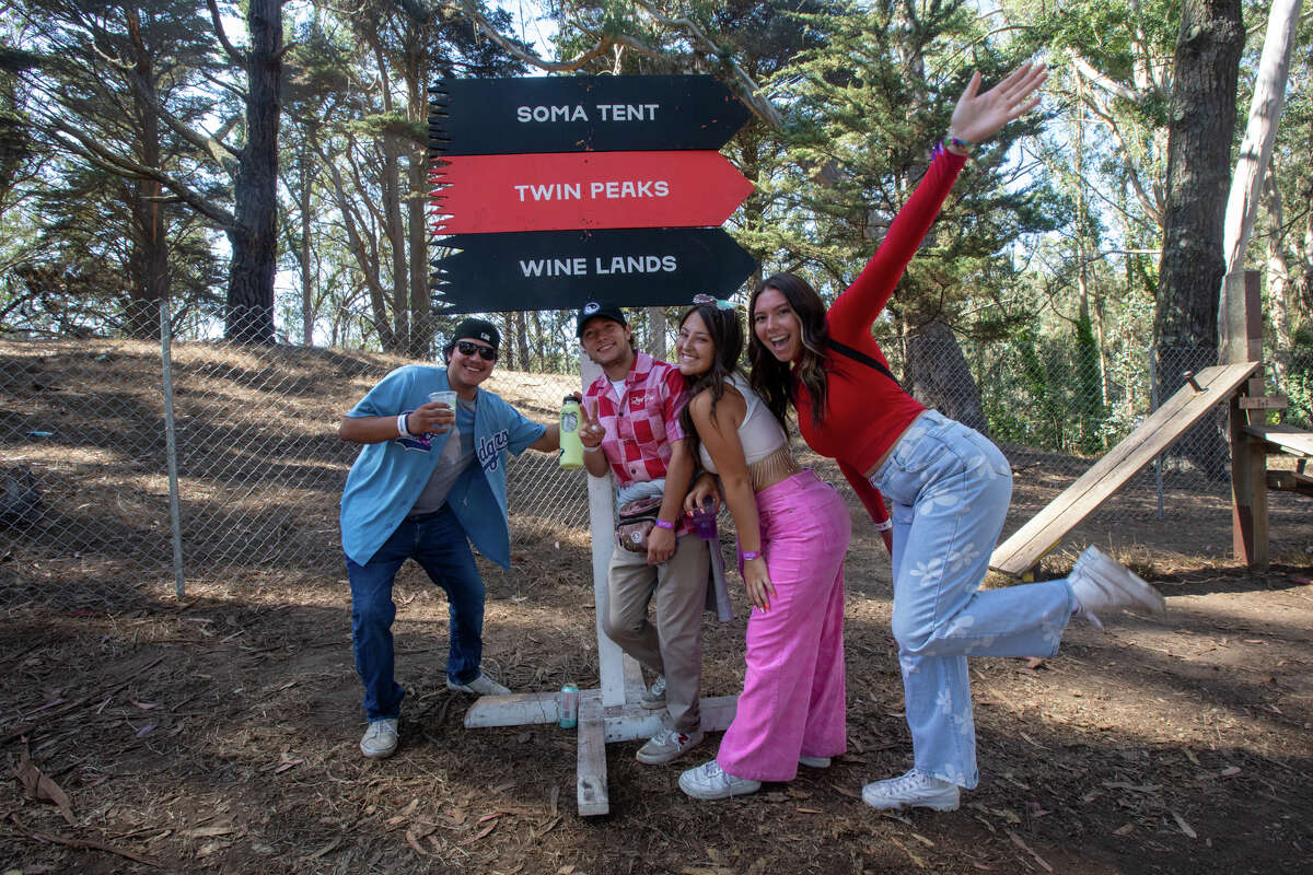 (De izquierda a derecha) Antawn, Valtierra, Jacqueline Pete, Christina Quintana y Kaitlyn Parker posan para una foto en Outside Lands en Golden Gate Park en San Francisco, California, el 6 de agosto de 2022.