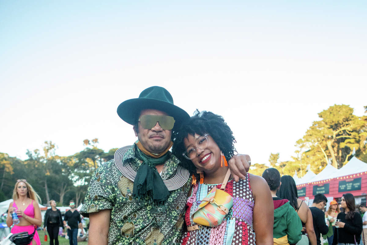 (De izquierda a derecha) Mario Laigo y Lauren Aldredge en Outside Lands en Golden Gate Park en San Francisco, California, el 6 de agosto de 2022.