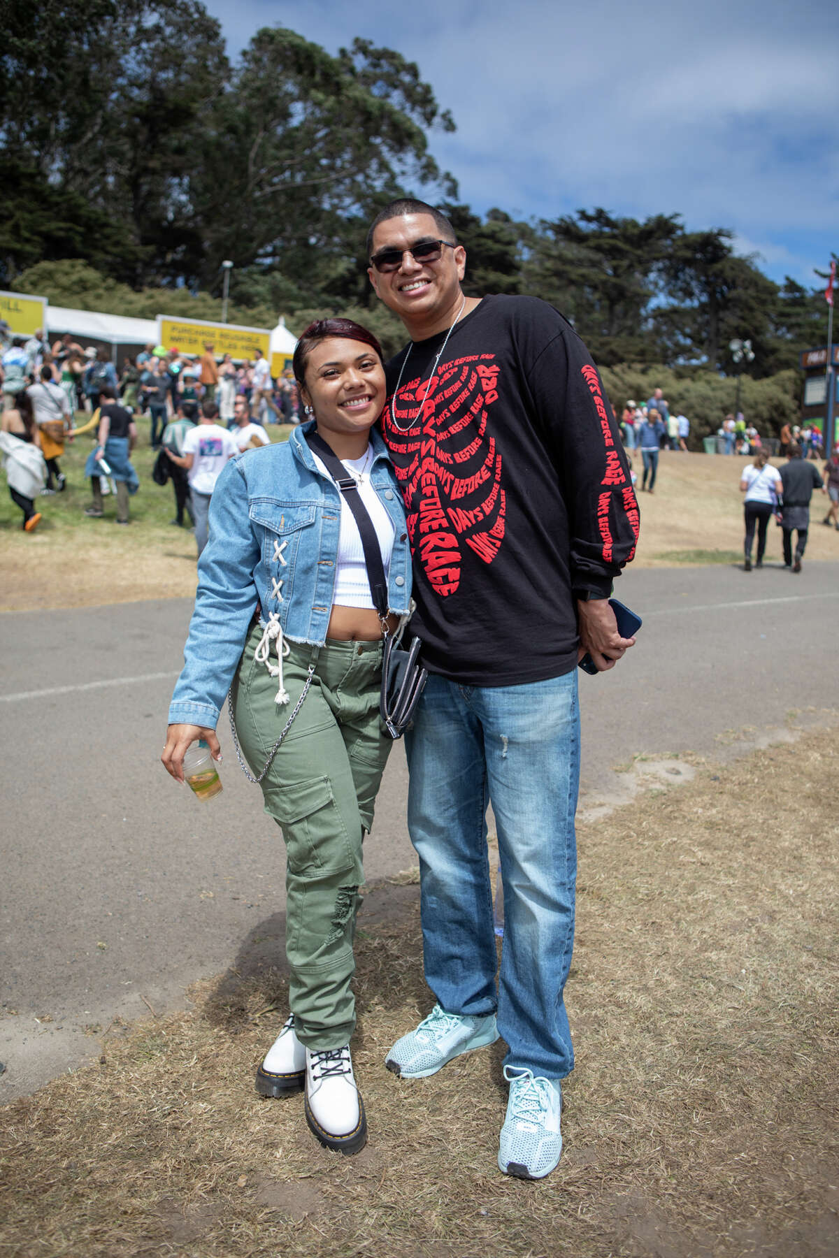 (De izquierda a derecha) Ariana Arguijo y Adrian Jackson en Outside Lands en Golden Gate Park en San Francisco, California, el 6 de agosto de 2022.