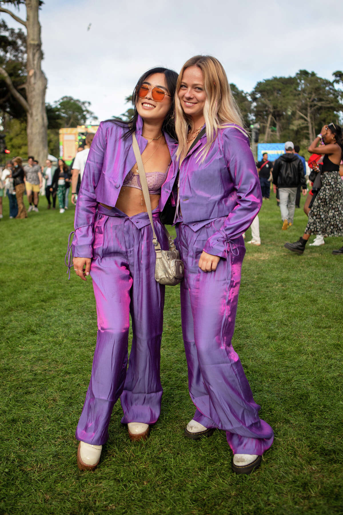 (De izquierda a derecha) Vivian Feng y Natalie Williams somos trajes complementarios en Outside Lands en Golden Gate Park en San Francisco, California, el 5 de agosto de 2022.