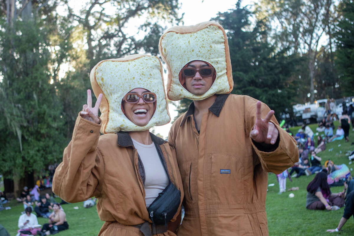 (De izquierda a derecha) Nani Welchand Evan Davison disfrazados de 'simplemente tostadas'" en Outside Lands en Golden Gate Park en San Francisco, California, el 6 de agosto de 2022.