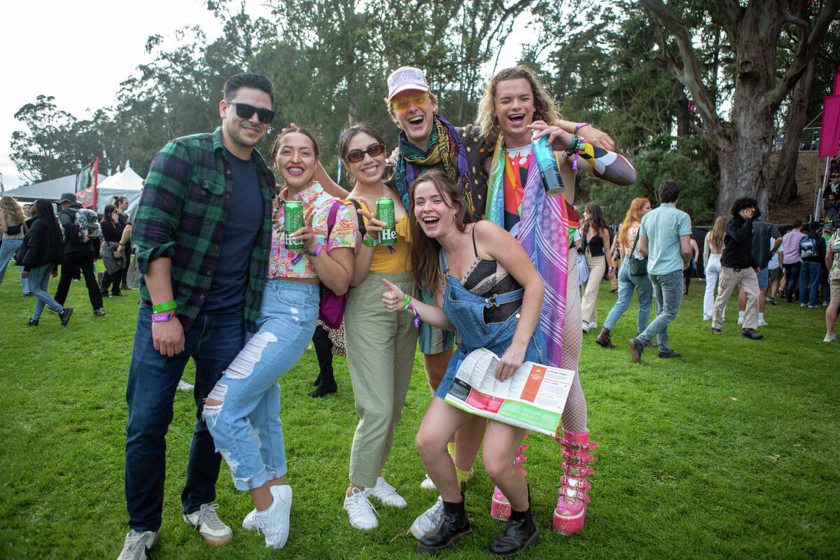 Un grupo de asistentes al festival posa para una foto en Outside Lands en Golden Gate Park en San Francisco, California, el 5 de agosto de 2022.