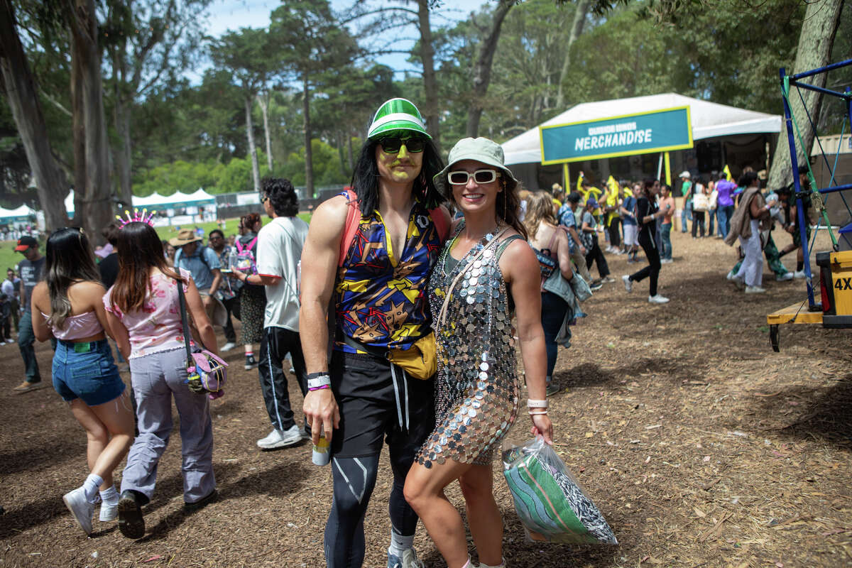 (De izquierda a derecha) Alex Kaufman y Nicole Stevens en Outside Lands en Golden Gate Park en San Francisco, California, el 6 de agosto de 2022.