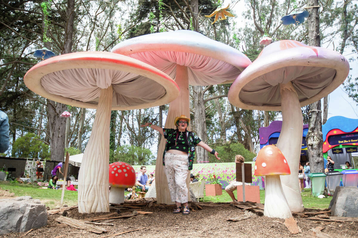 Juno Washburn posa con una fiesta de té de burbujas de hongos en Outside Lands en Golden Gate Park en San Francisco, California, el 5 de agosto de 2022.