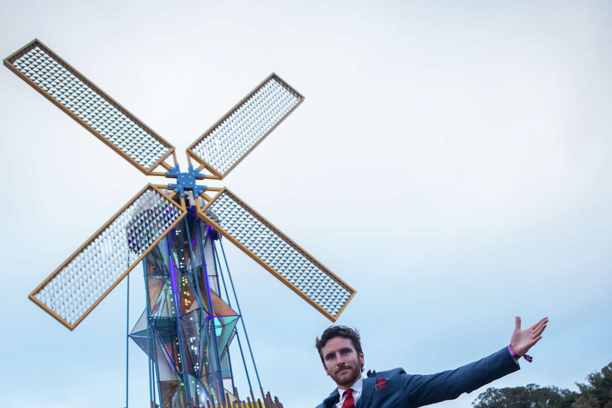 Dan O'Connor se para frente al molino de viento en Outside Lands en Golden Gate Park en San Francisco, California, el 5 de agosto de 2022.