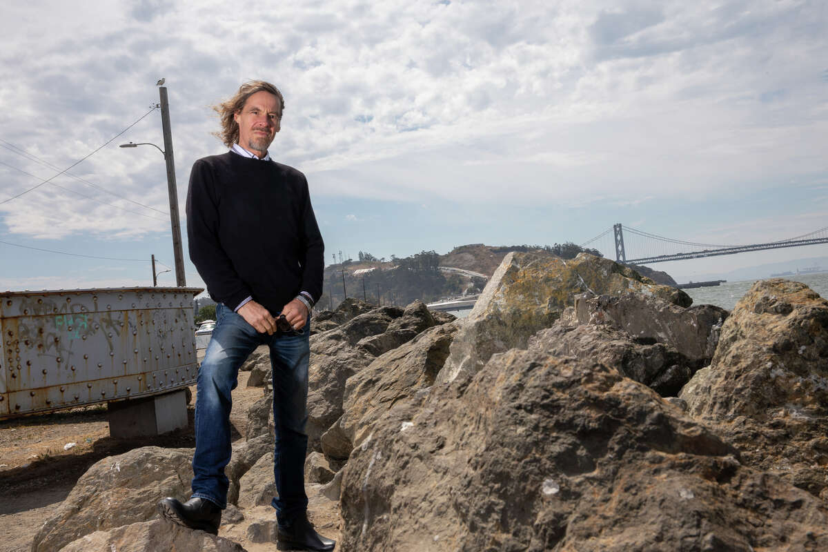 Christoph Oppermann se encuentra cerca de Avenue of the Palms en Treasure Island en San Francisco el 2 de agosto de 2022. Oppermann vivió en Yerba Buena Island durante 16 años antes de ser desalojado y mudarse a Treasure Island en 2015. Los desarrollos en Treasure Island significan que él' Pronto tendré que dejar su hogar allí también.