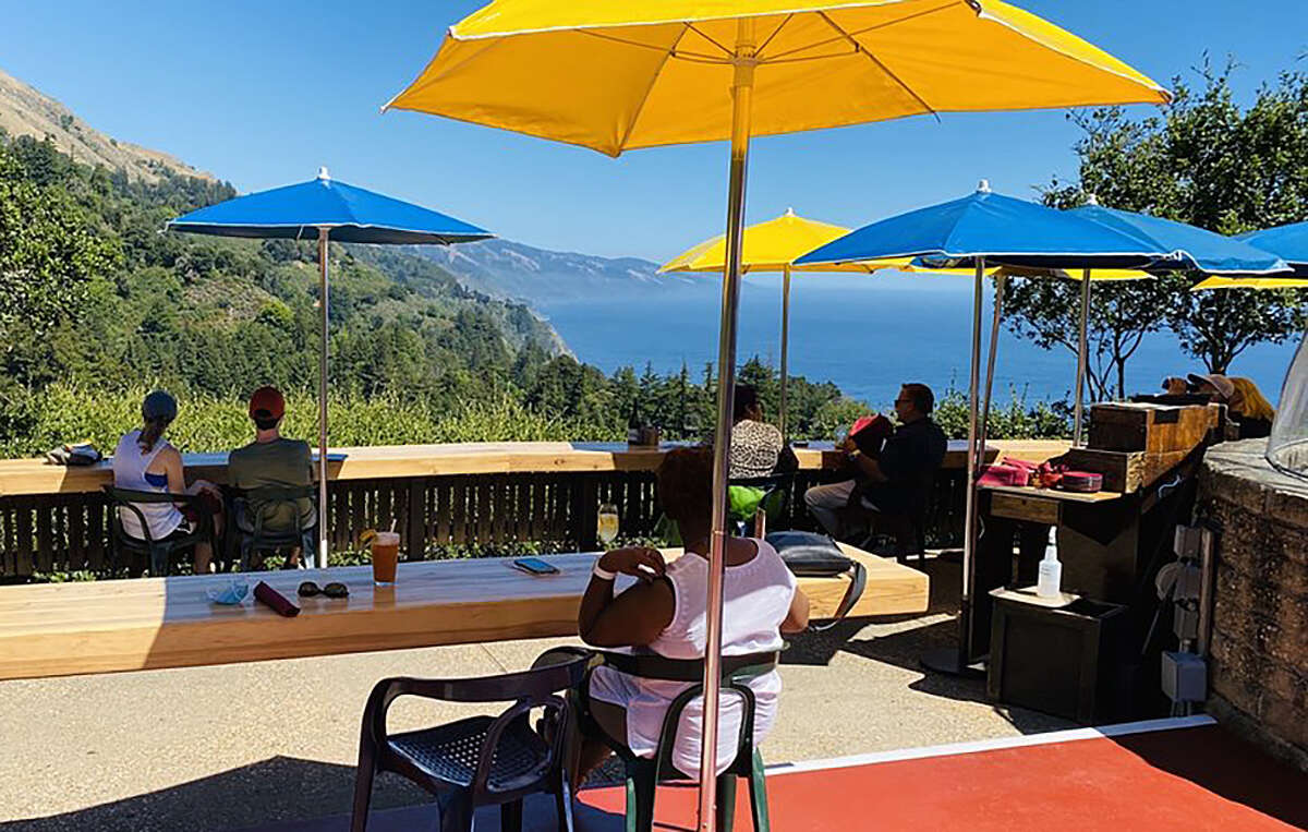 Aunque el interior es deslumbrante, es el comedor al aire libre en Nepenthe de Big Sur lo que atrae a los clientes generación tras generación al lugar de propiedad familiar en la costa sur de la región. 