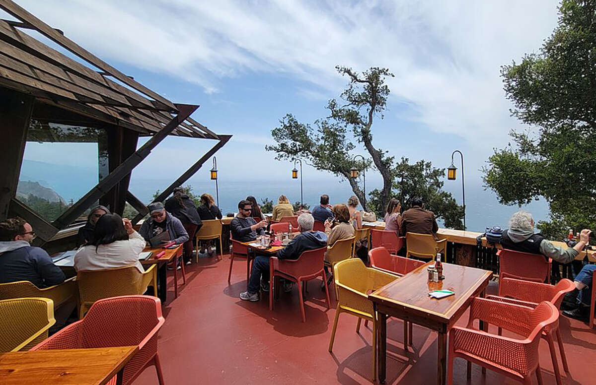 La vista desde el patio en Nepenthe de Big Sur, que durante casi tres cuartos de siglo ha brindado vistas y comidas memorables a los visitantes más famosos junto con los transeúntes anónimos. 