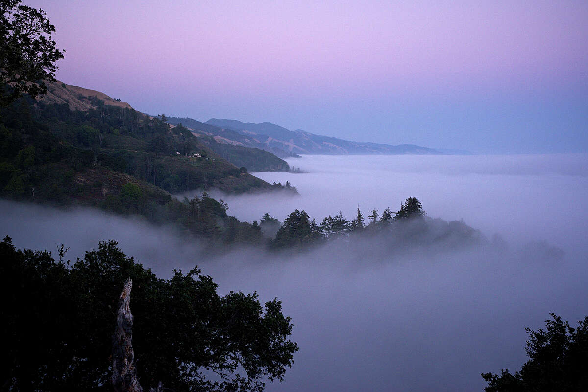 Mirando al sur hacia un banco de niebla bajo desde el famoso restaurante Nepenthe de Big Sur.