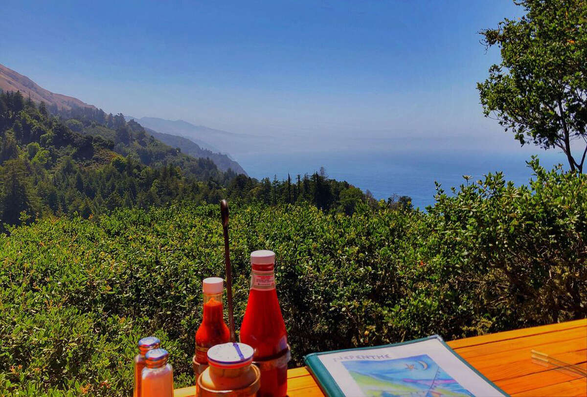 Cenar al aire libre significa estar en el borde del continente en el histórico Nepenthe de Big Sur. 