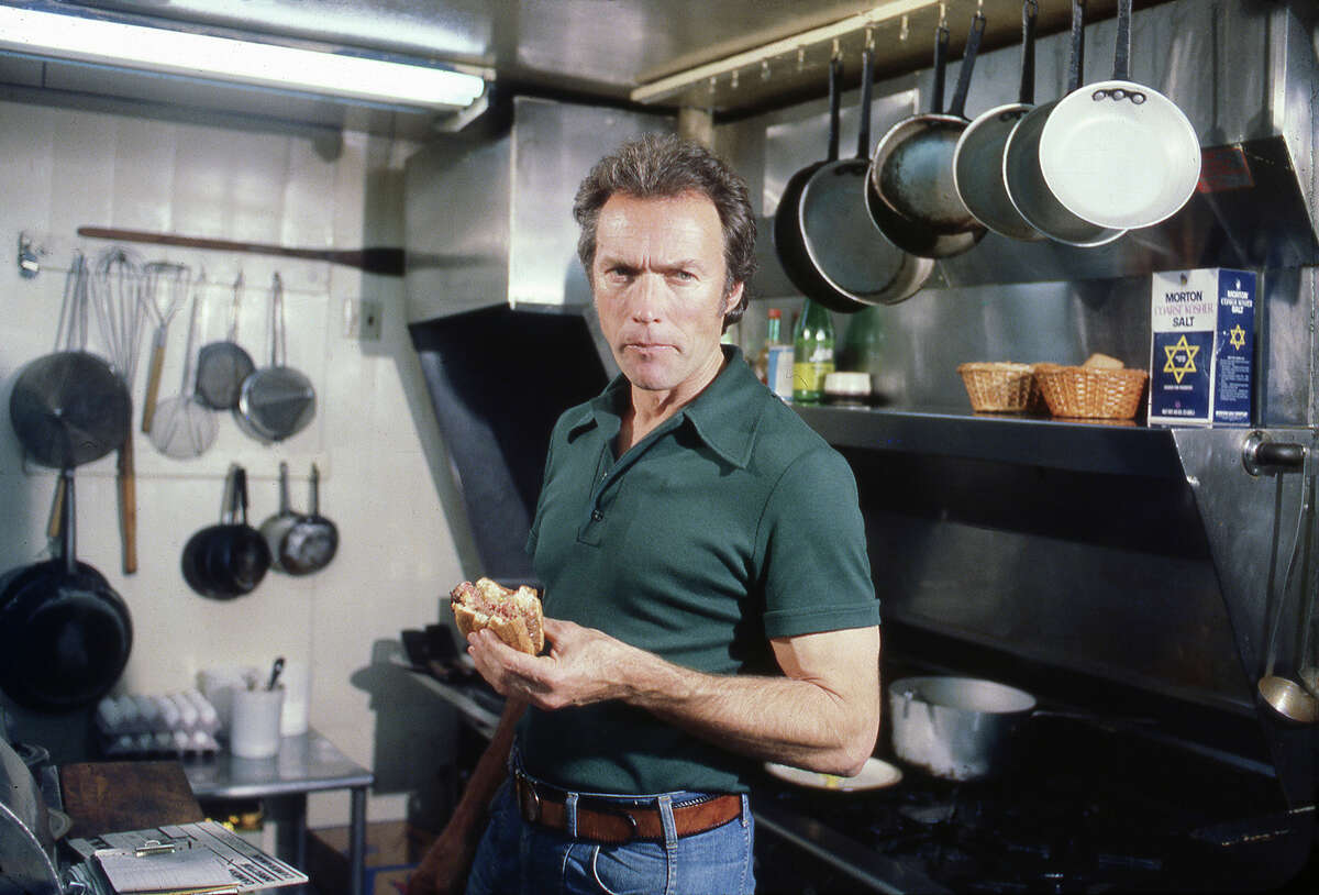 El actor y director Clint Eastwood posa para un retrato en su restaurante en Pebble Beach, Eastwood. Residente del área desde hace mucho tiempo, también ha sido visto con frecuencia en Nepenthe de Big Sur. 