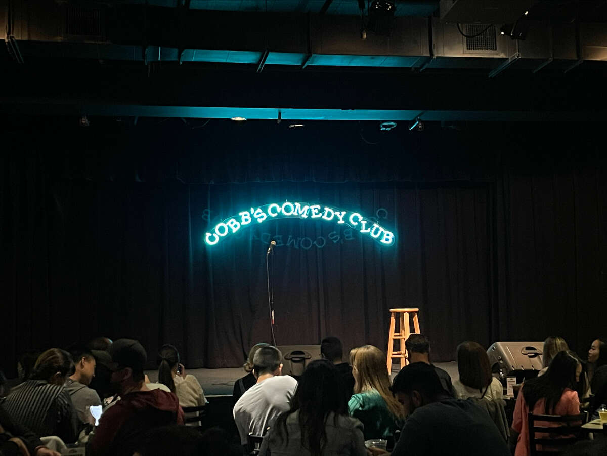 El programa del jueves llenó el Cobb's Comedy Club con una audiencia que parecía un "folleto universitario."