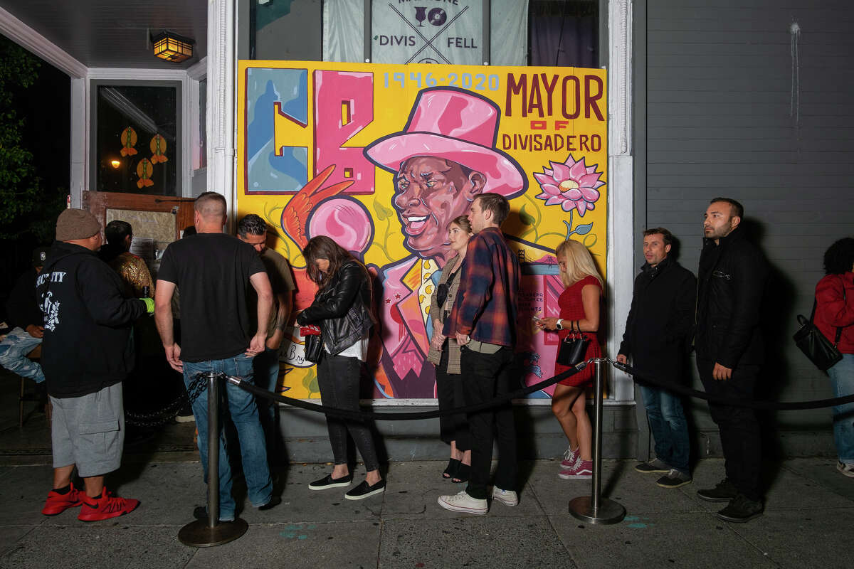 La línea para Motown Mondays en Madrone Art Bar se extiende por la acera de Fell Street como lo hace todos los lunes para el evento semanal en el vecindario Western Addition de San Francisco el 25 de julio de 2022.