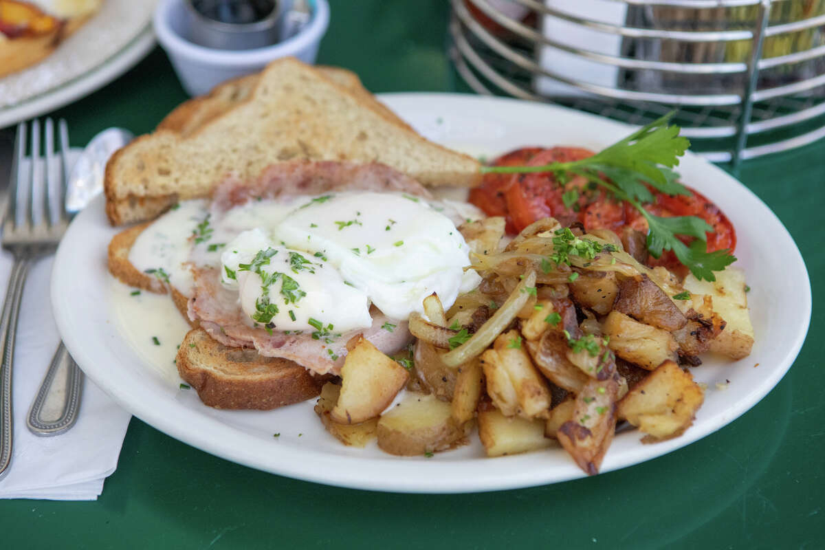 El California Breakfast, que incluye huevos escalfados con jamón y tostadas semifreddi con salsa de mantequilla de limón y hierbas, papas fritas caseras y tomates asados, es uno de los artículos más populares en Oceanview Diner en Berkeley, California, el 9 de agosto de 2022.
