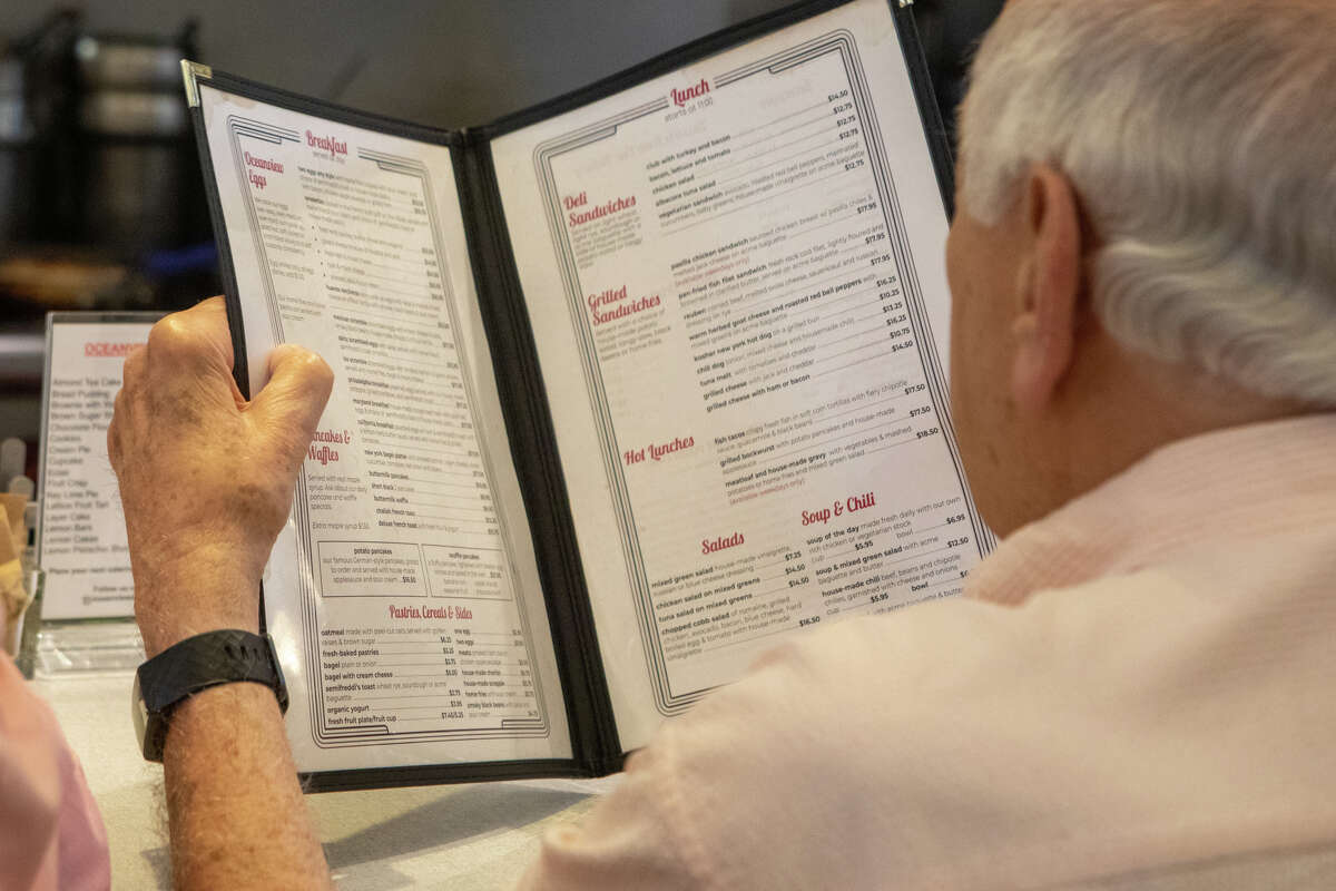 Un cliente revisa el menú en Oceanview Diner en Berkeley, California, el 9 de agosto de 2022.