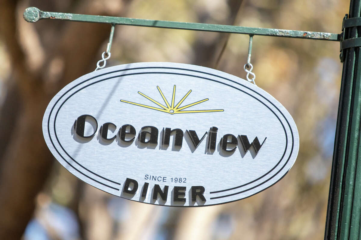 Un cartel del Oceanview Diner en Berkeley, California, el 9 de agosto de 2022.