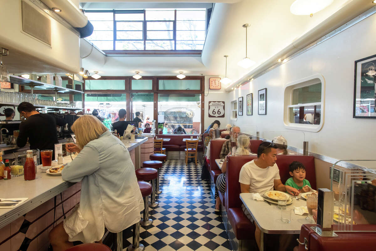 Los clientes disfrutan de sus comidas dentro del Oceanview Diner en Berkeley, California, el 9 de agosto de 2022.