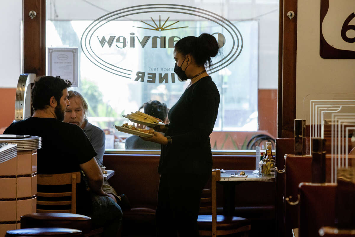 La mesera Mariana Kerstetter sirve una comida en Oceanview Diner en Berkeley, California, el 9 de agosto de 2022.