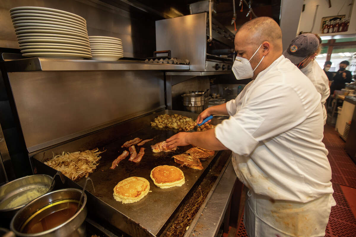 El cocinero Ernesto Castro prepara una comida en Oceanview Diner en Berkeley, California, el 9 de agosto de 2022.