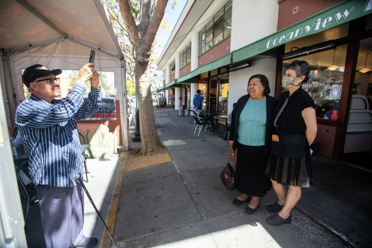 Charles Gamble toma una foto de su esposa Ellen y la copropietaria Alice Worland en Oceanview Diner en Berkeley, California, el 9 de agosto de 2022.