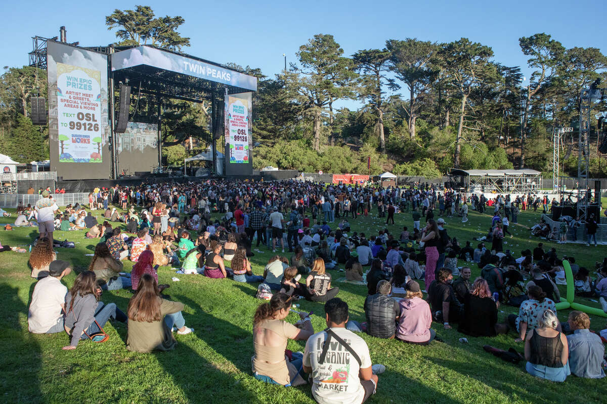 Los asistentes al festival esperan un acto en el escenario Twin Peaks en Outside Lands en Golden Gate Park en San Francisco el 6 de agosto de 2022.