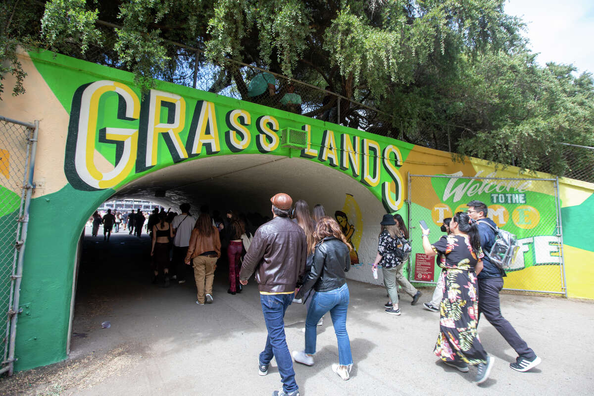 Los asistentes al festival ingresan a Outside Lands en el Golden Gate Park en San Francisco, California, el 5 de agosto de 2022.