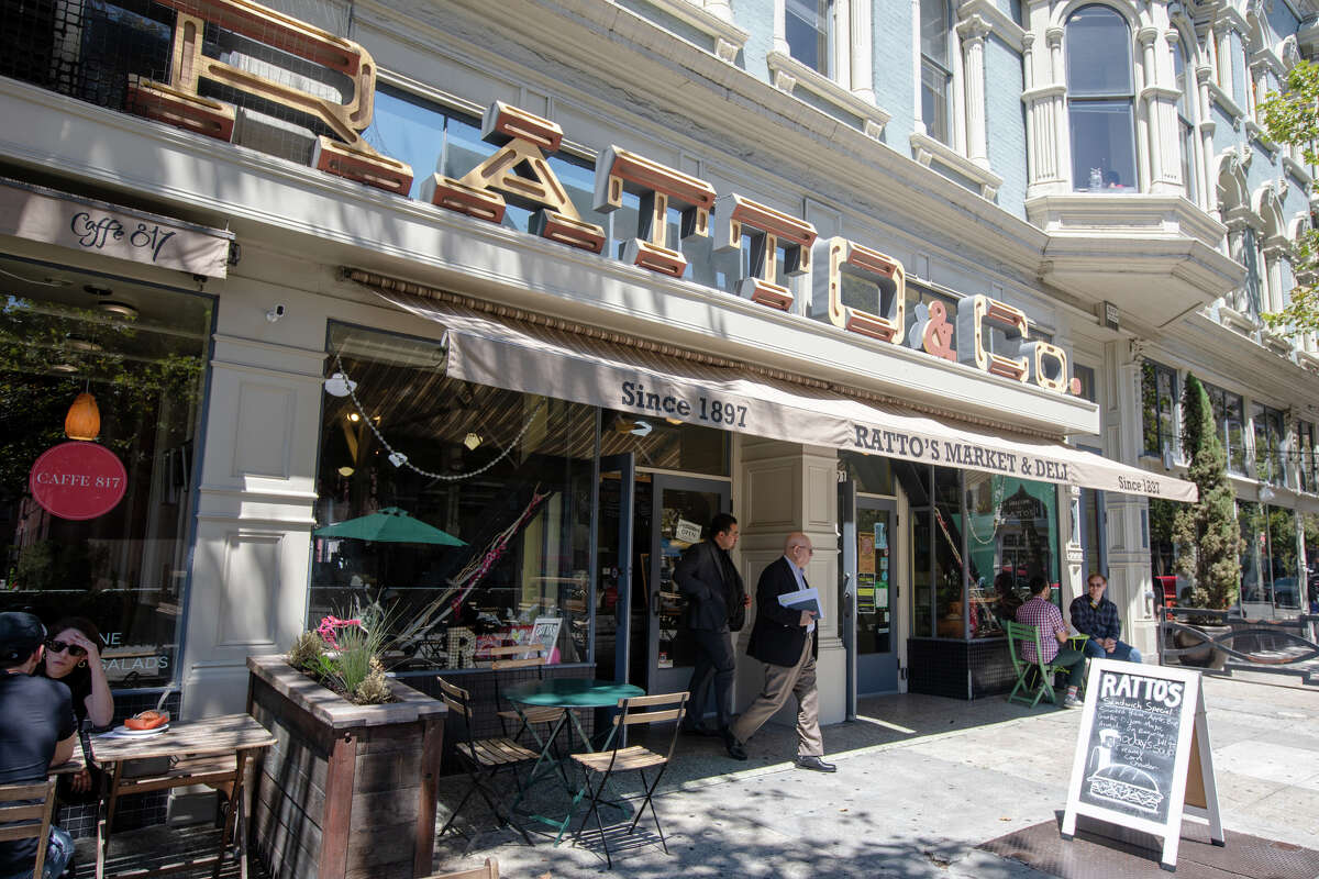 Los clientes salen de Ratto's International Deli & Market en Oakland, California, el 3 de agosto de 2022.