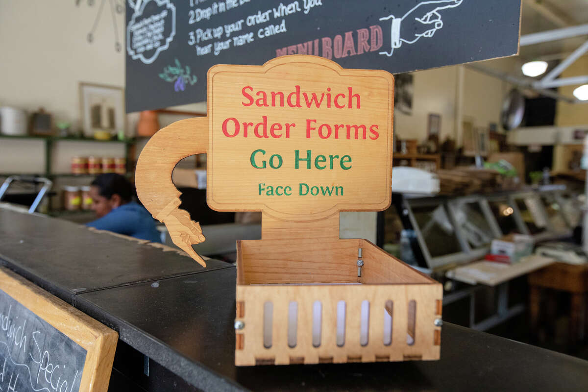 Se coloca una caja en el mostrador para que los clientes de delicatessen hagan sus pedidos personalizados para recogerlos en Ratto's en Oakland, California, el 3 de agosto de 2022.