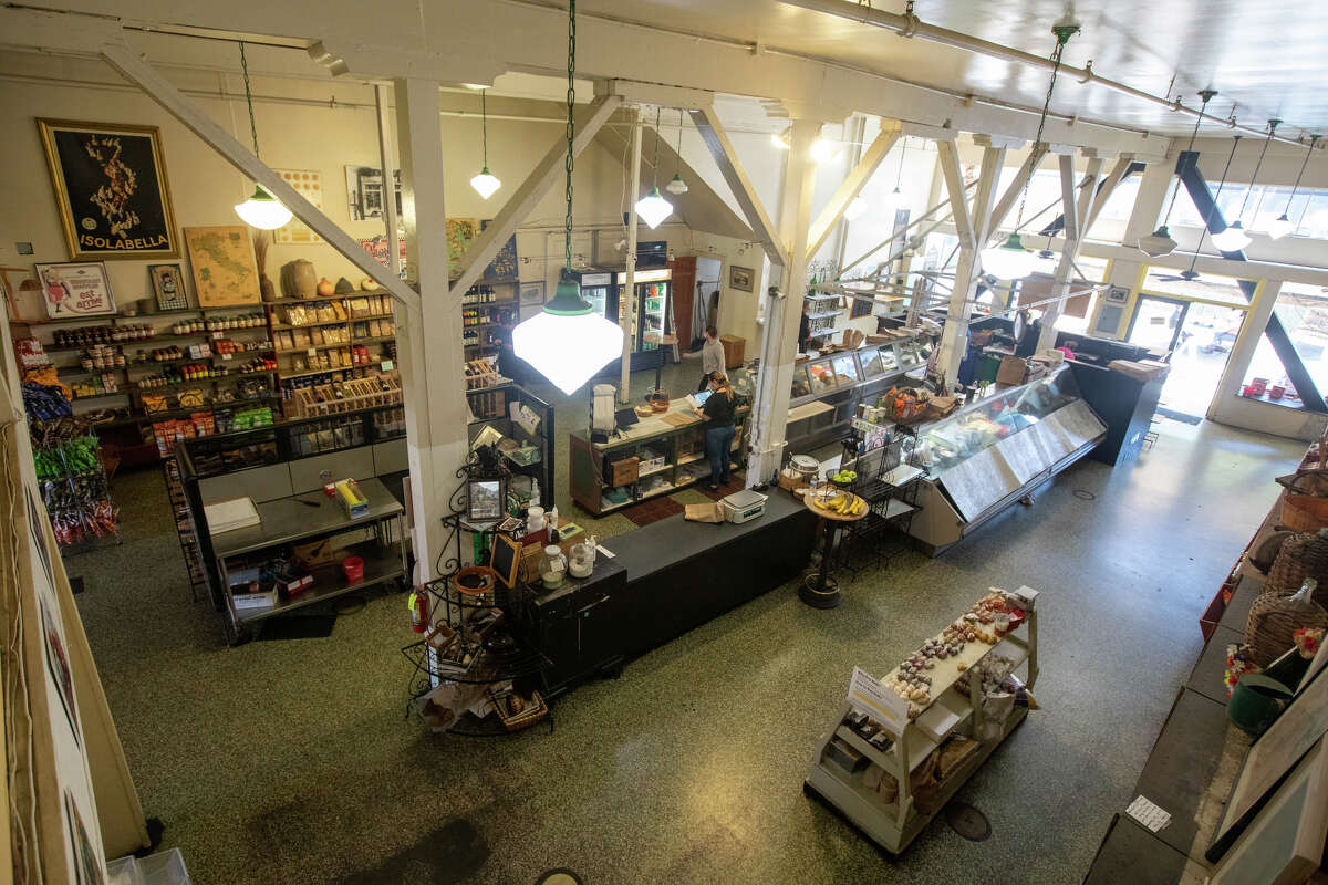 Una vista del espacio interior de Ratto's International Deli & Market en Oakland, California, el 3 de agosto de 2022.
