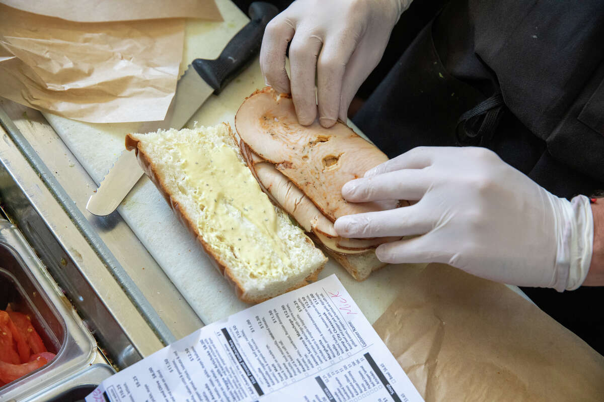 Un empleado prepara un sándwich en Ratto's en Oakland, California, el 3 de agosto de 2022.