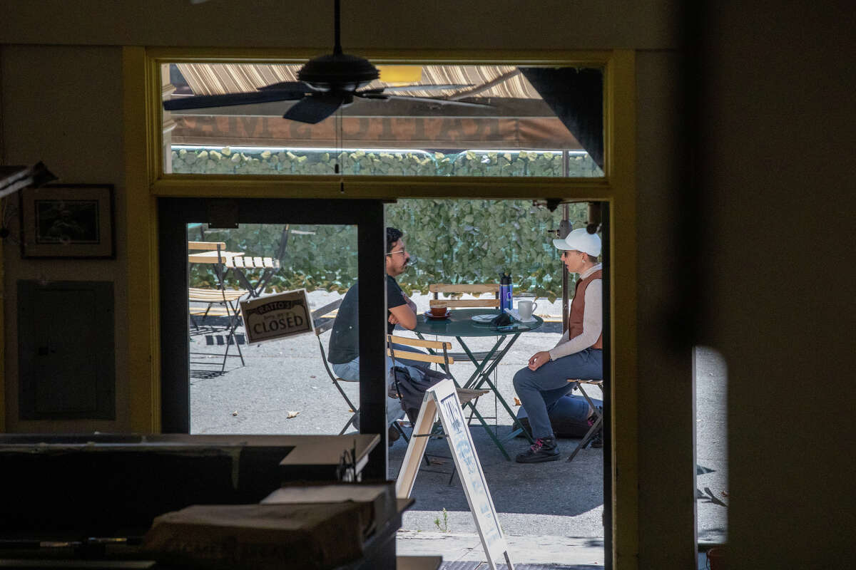 Los clientes disfrutan de su comida en algunos asientos al aire libre frente a Ratto's en Oakland, California, el 3 de agosto de 2022.