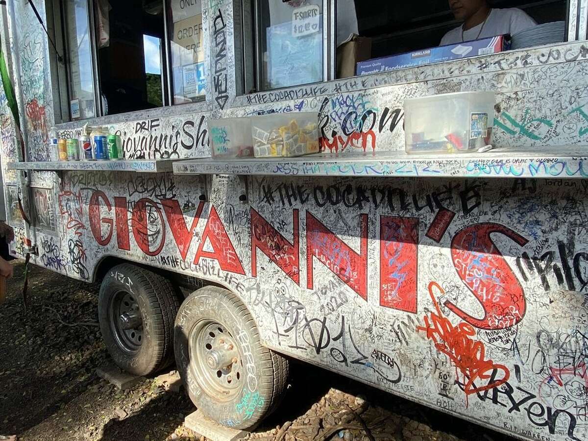 Miles de firmas y pequeños mensajes están garabateados en su camión de comida, una tendencia que comenzó con Ed Hernández de El Paso, Texas, en 1994.