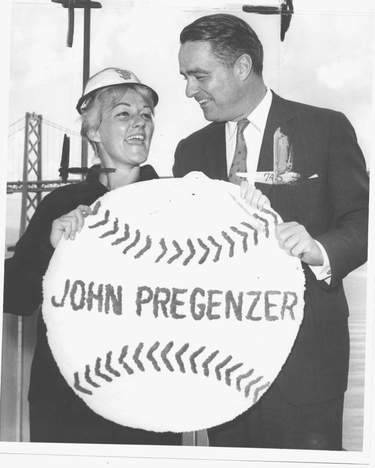 Novella O'Hara hizo crecer el John Pregenzer Fan Club a 3000 miembros, incluido el futuro candidato a vicepresidente Sargent Shriver, a la derecha. (Art Frisch/San Francisco Chronicle a través de Getty Images)