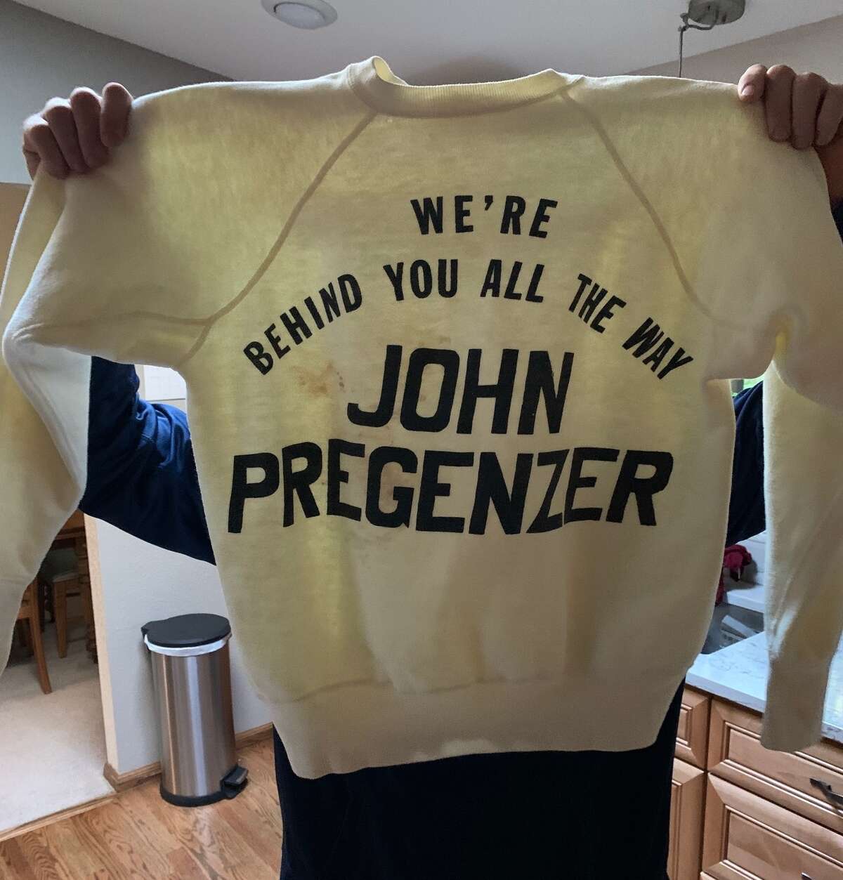 Marc Blau de Tacoma, Washington, sostiene una sudadera sobreviviente de los días del John Pregenzer Fan Club, formado en 1963. Blau se hizo amigo de Pregenzer después de su carrera en el béisbol profesional. 