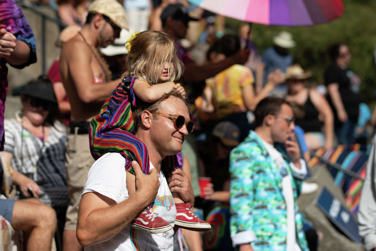 Ross Allard baila con su hija, Frankie Allard, sobre sus hombros mientras Phil Lesh & Friends se presenta en el último concierto del año en el 85° Festival Stern Grove en San Francisco el 14 de agosto de 2022. 