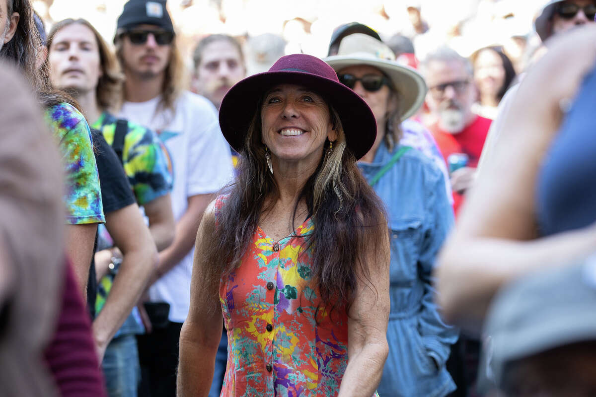 Una espectadora sonríe mientras observa la actuación de Phil Lesh & Friends en el último concierto del año en el 85° Festival Stern Grove en San Francisco el 14 de agosto de 2022. 