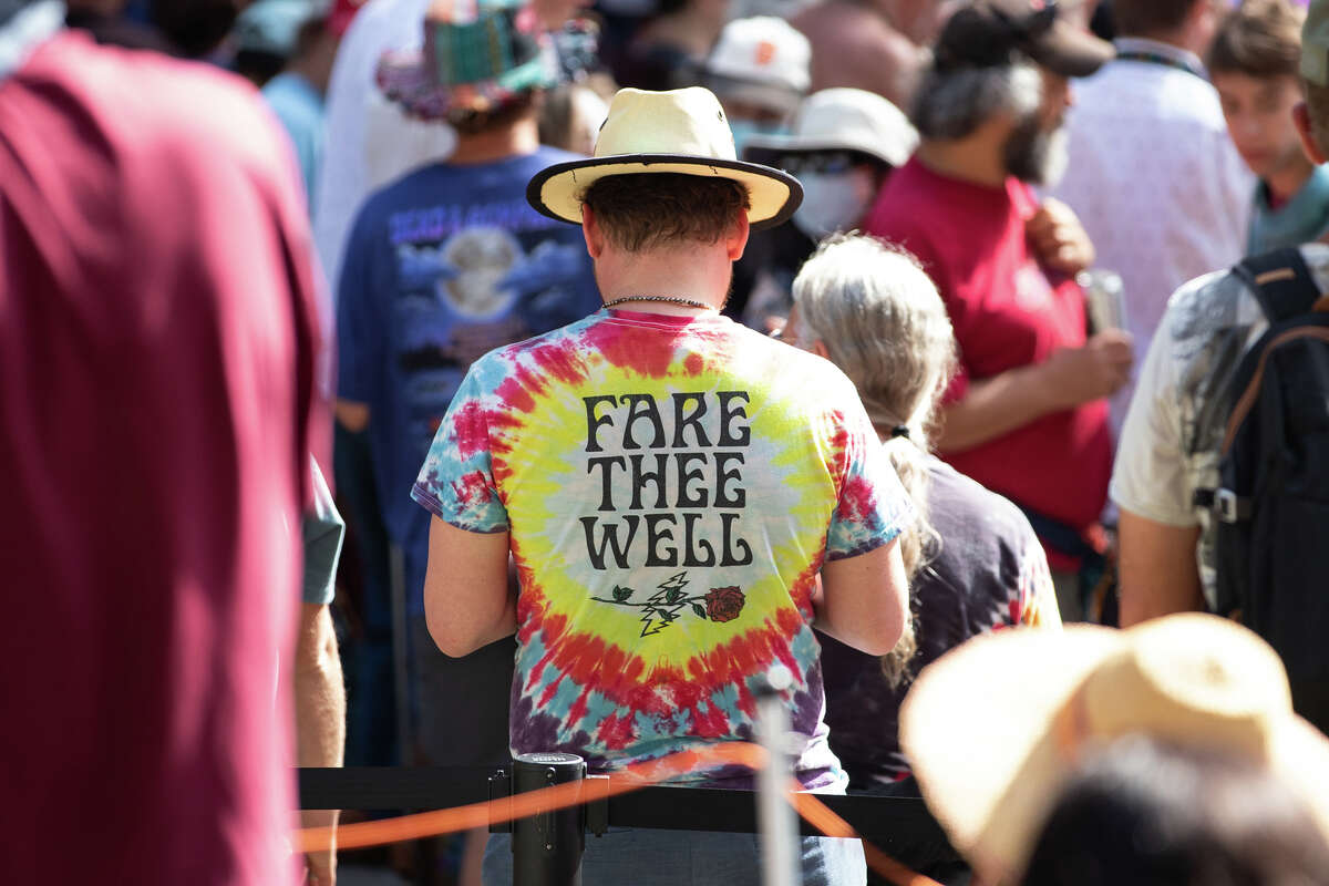 Un espectador usa una camiseta que dice: "Que te vaya bien," durante la presentación de Phil Lesh and Friends en el último concierto del año en el 85.° Festival Stern Grove en San Francisco el 14 de agosto de 2022. 