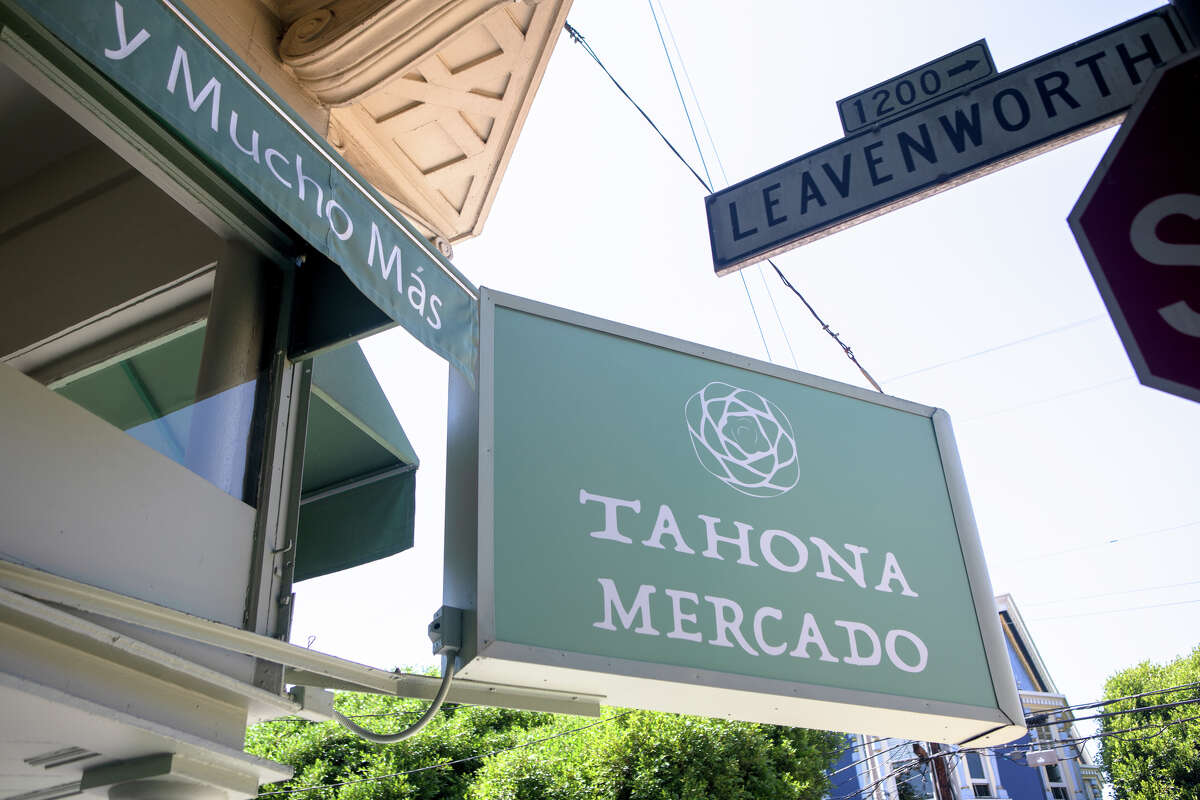 El letrero exterior de Tahona Mercado en San Francisco, California, el 15 de agosto de 2022. El mercado mexicano de especialidad abrió en 2021 con mezcal, vinos y marcas locales y mexicanas difíciles de encontrar.