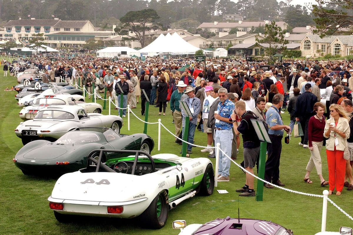 Miles de espectadores miran los autos antiguos en exhibición en el Concurso de Elegancia de Pebble Beach 2002 el 18 de agosto de 2002, en Pebble Beach, California. 