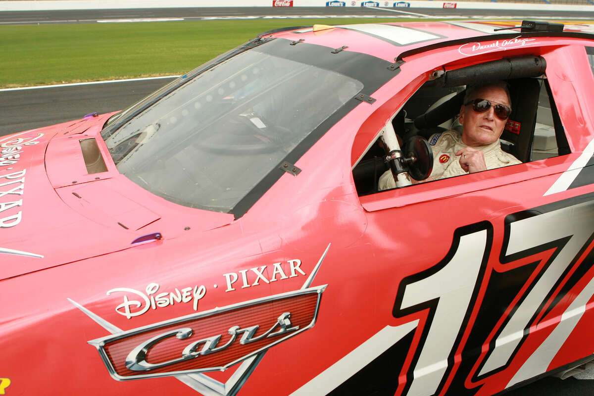 Paul Newman en un auto de carreras con el tema "Cars" de Disney Pixar. 