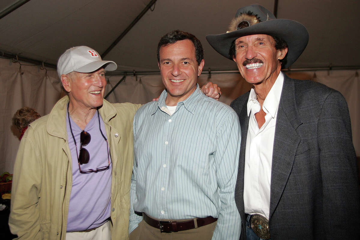 Paul Newman, Bob Iger y Richard Petty de Disney durante el estreno de la película de Disney Pixar. "Coches" en Lowe's Motor Speedway en Lowe's Motor Speedway en Charlotte, NC 