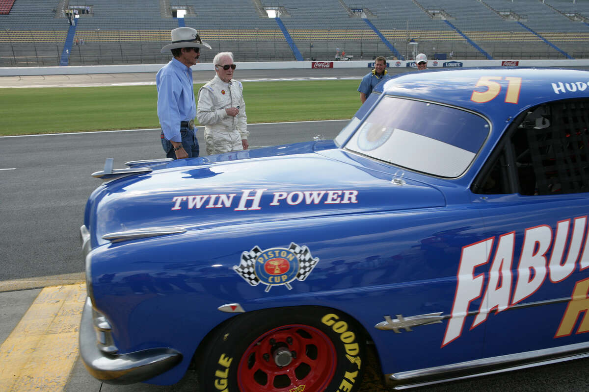 Paul Newman y Richard Petty durante los preparativos para el estreno mundial de la película animada de Disney Pixar "Coches." Este mismo Fabulous Hudson Hornet se subastará este fin de semana en Pebble Beach. 