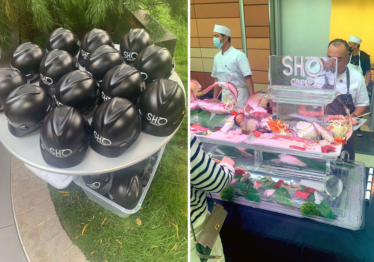 Fotos de los cascos entregados a los medios y algunas de las ofertas culinarias en el evento de Sho Group el 18 de agosto de 2022.