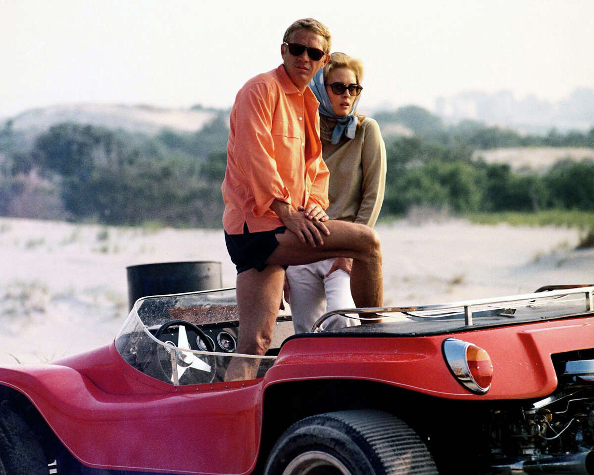 Steve McQueen y Faye Dunaway en una imagen publicitaria emitida para la película 'The Thomas Crown Affair', 1968.