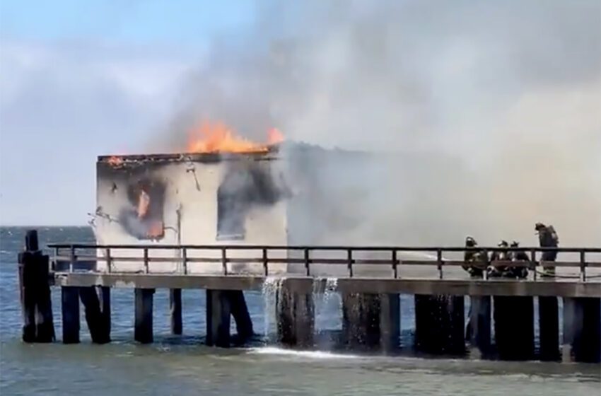  Edificio histórico en muelle de San Francisco se incendia y se derrumba