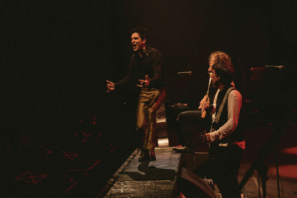 Brandon Flowers de The Killers y Johnny Marr actuando en el Chase Center en San Francisco el 23 de agosto de 2022.