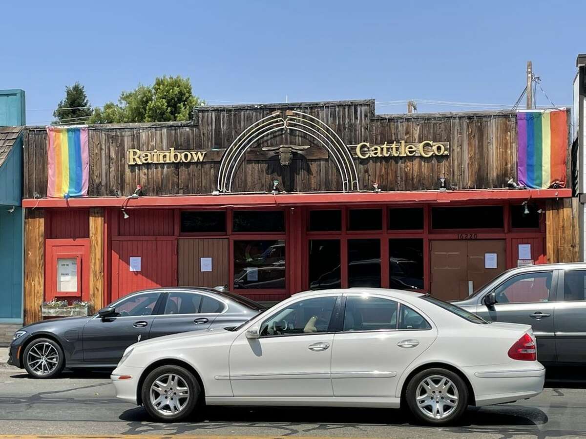 El exterior de Rainbow Cattle Company en Guerneville, California. 