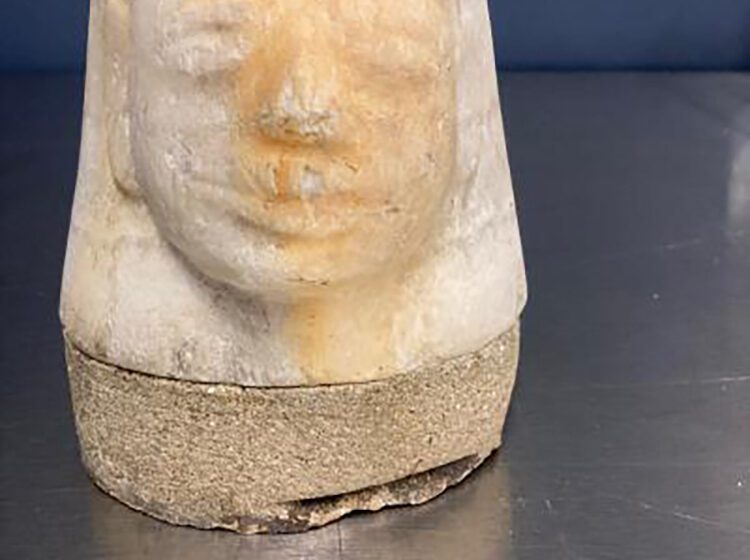  Agentes estadounidenses en Memphis se incautan de un antiguo artefacto egipcio enviado